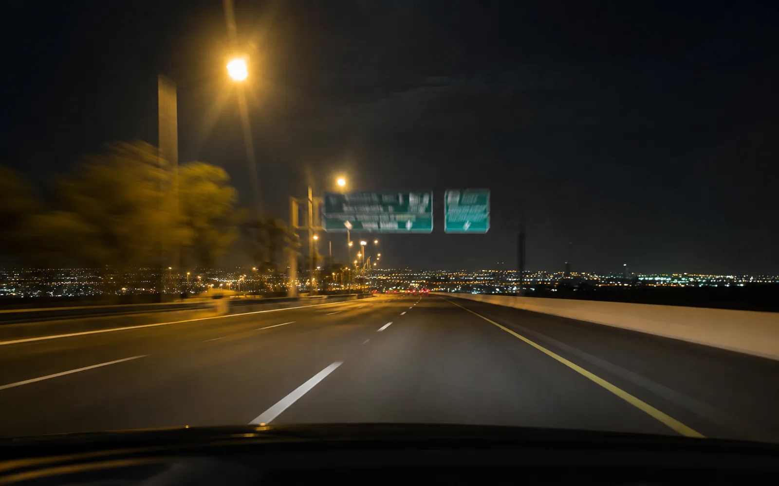 כביש לילי בישראל בדרך למופע חשפניות באזור